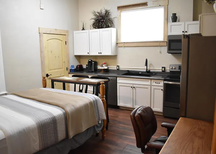 Silver Horseshoe Inn